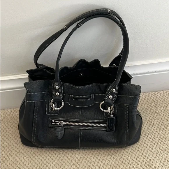 Black Leather Shoulder Bag with Structured Design - Picture 4 of 4